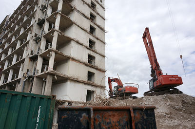 821449 Afbeelding van de sloop van het kantoorgebouw Cranenborch (Jaarbeursplein 17) te Utrecht.